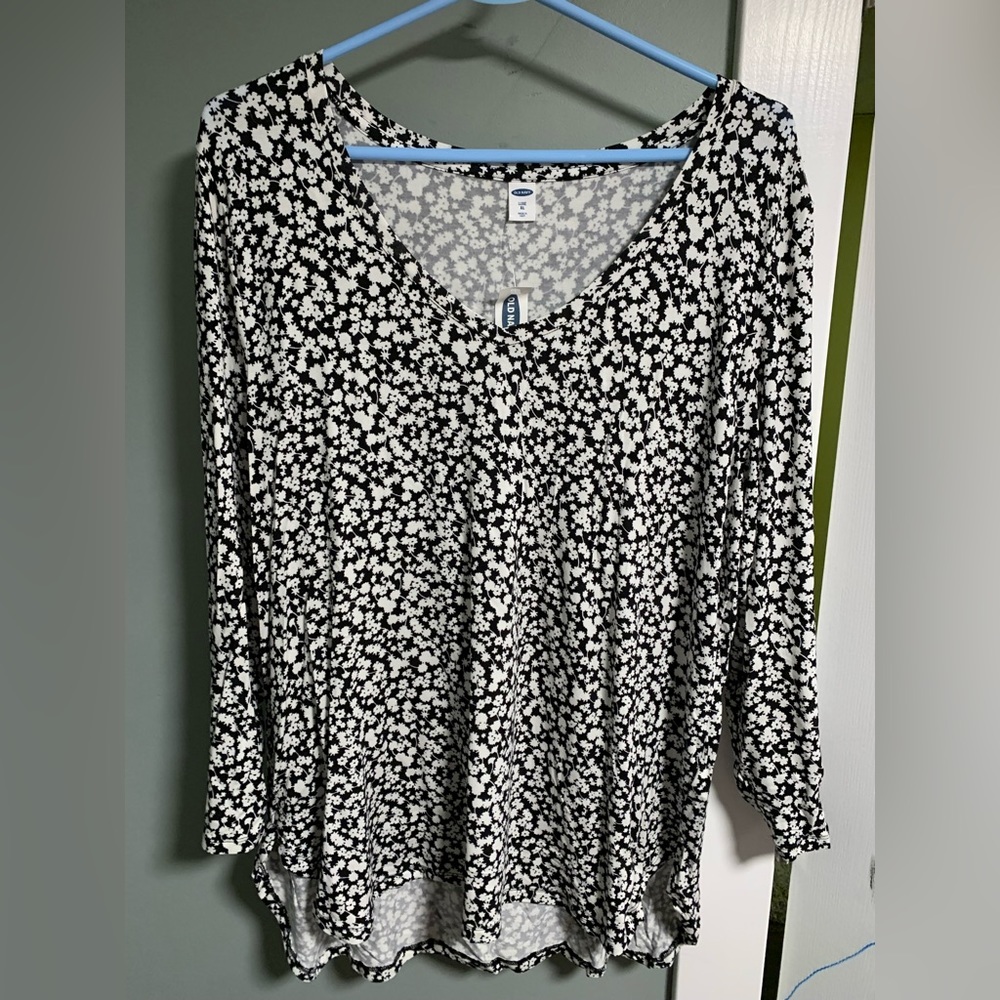 Black and white flowered Old Navy Tunic